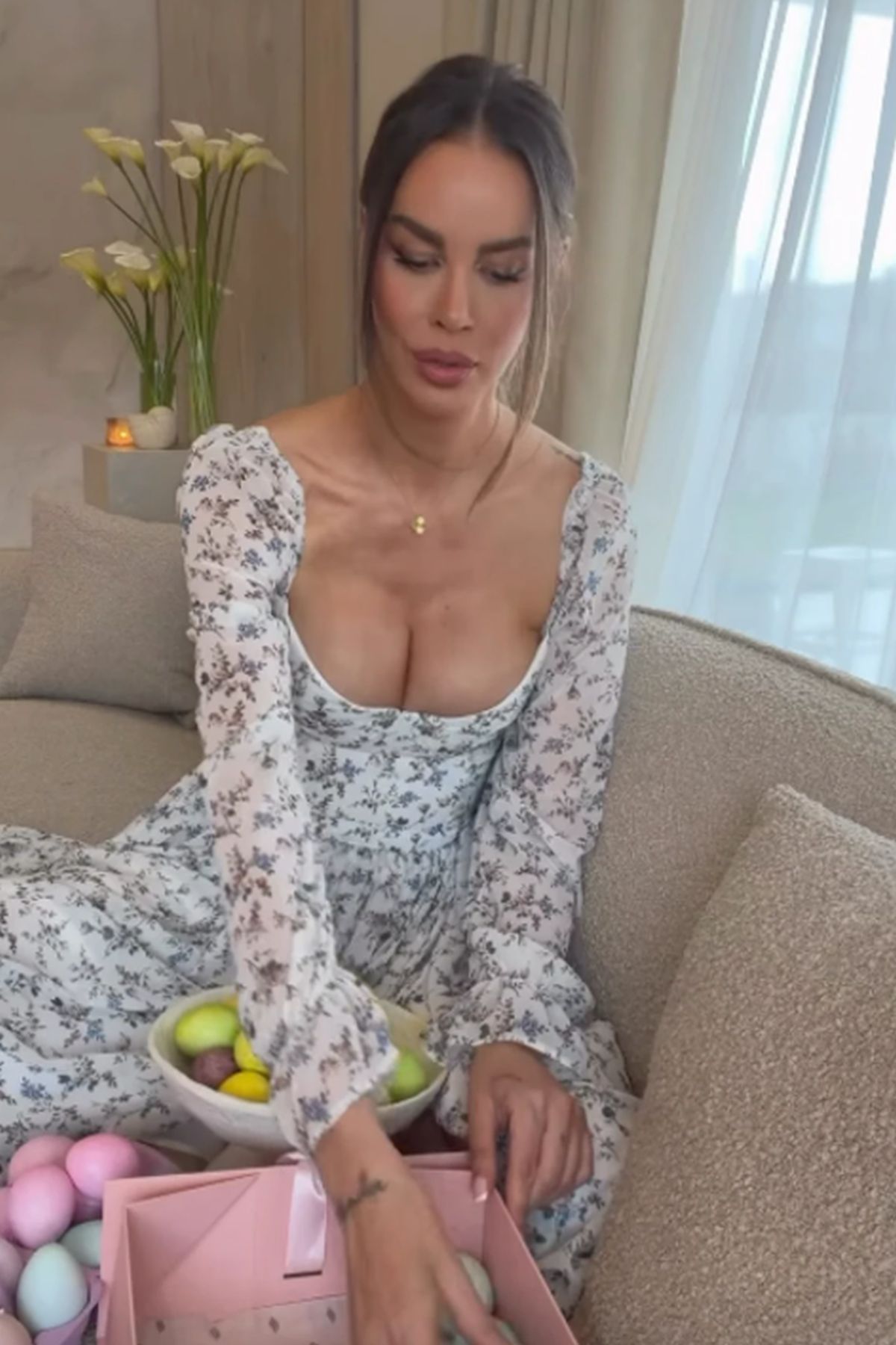 Influenserka dekoriše uskršnja jaja u provokativnoj haljini: Muškarci ne znaju gde da gledaju - mreže gore