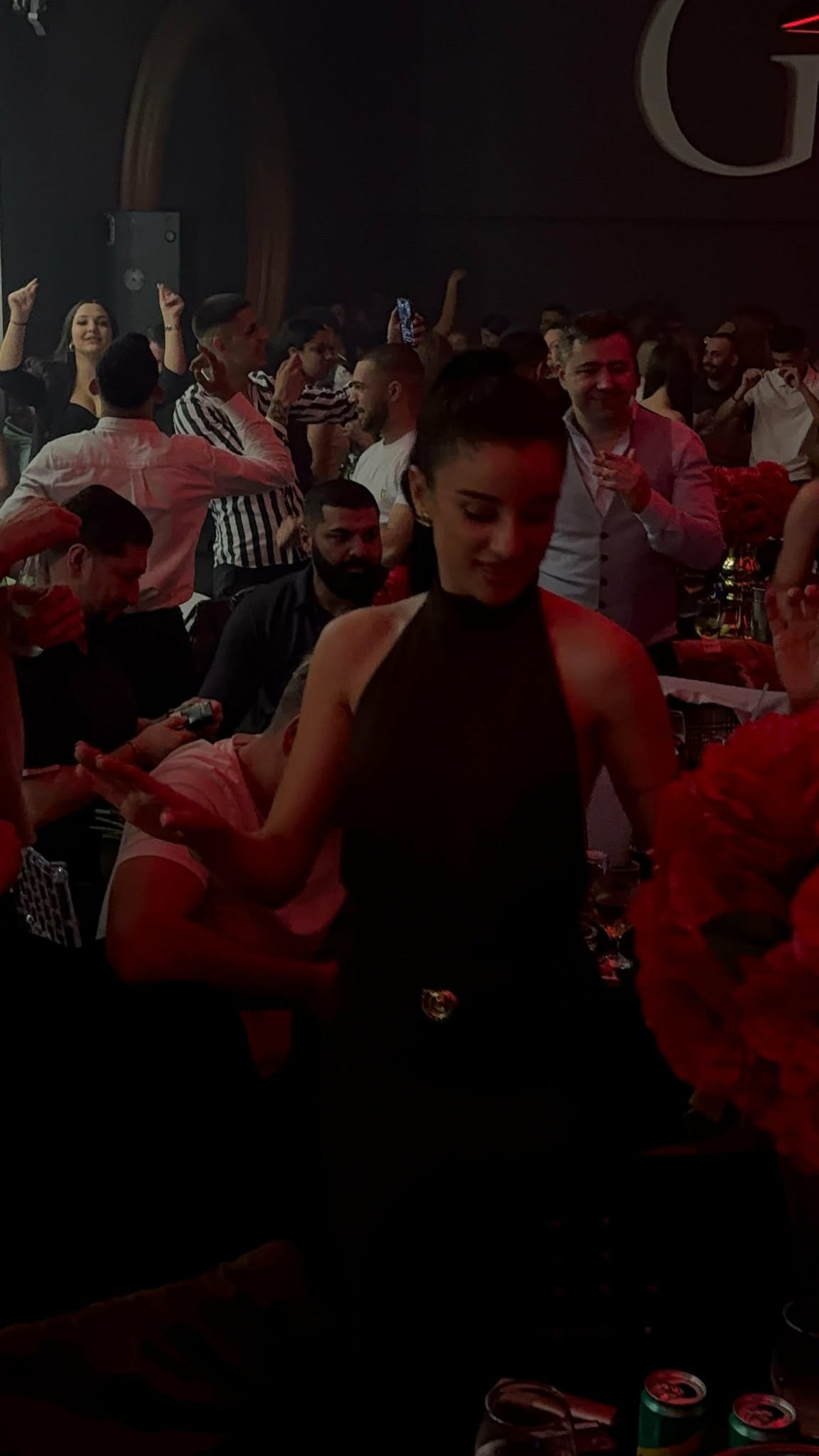 Marina u haljini bez leđa u izlasku: Bivša verenica pevača plesala kao da je sama, pridružio joj se i voditelj