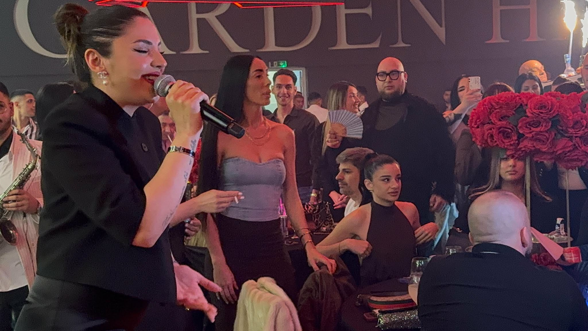 Marina u haljini bez leđa u izlasku: Bivša verenica pevača plesala kao da je sama, pridružio joj se i voditelj