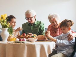 baba, deca, deda, Uskrs, Vaskrs, jaja, farbanje jaja, kuckanje jajima