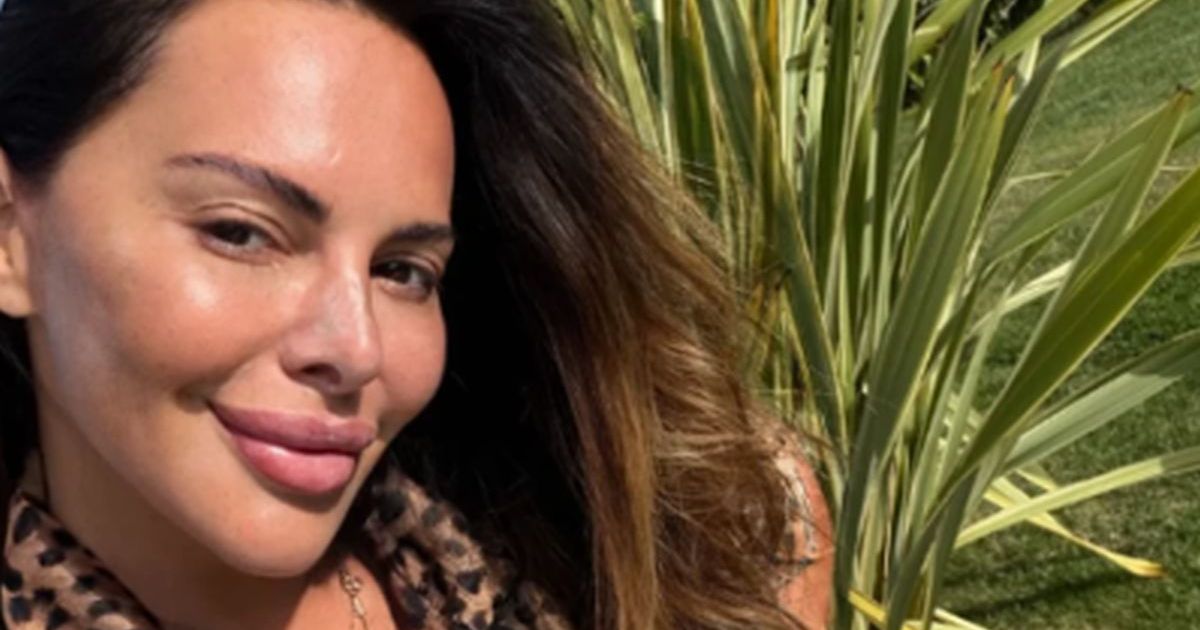 Bez šminke i raskopčana uživa za sve pare: Sonja pozira u leopard kompletu u raskošnoj vili - ne skida osmeh