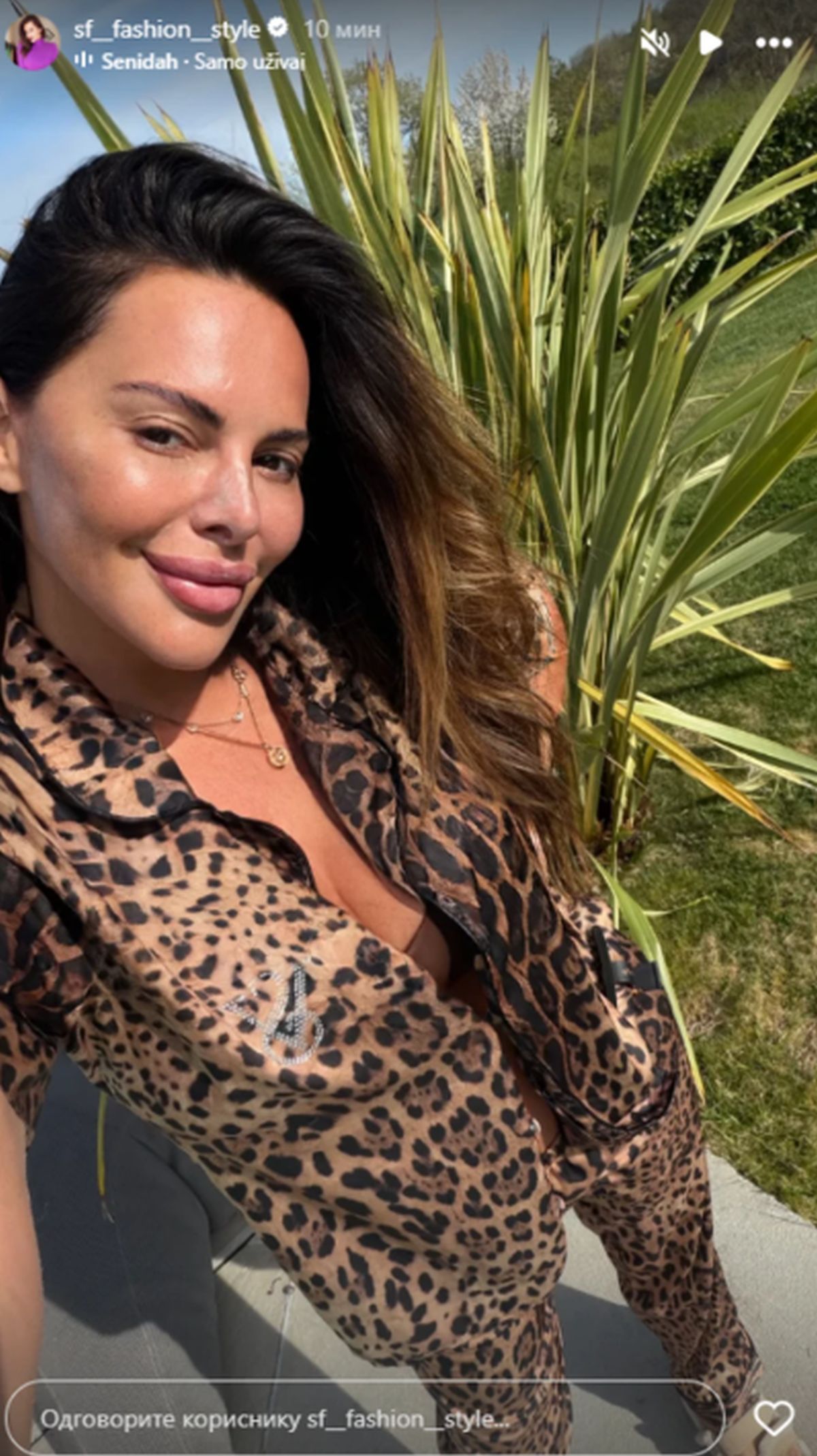 Bez šminke i raskopčana uživa za sve pare: Sonja pozira u leopard kompletu u raskošnoj vili - ne skida osmeh