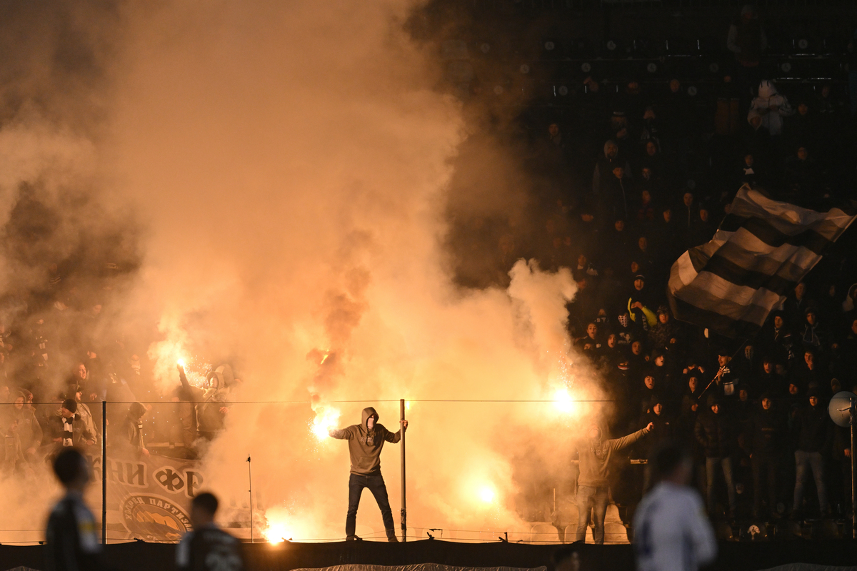 Šokantan potez jedne od najjačih grupa Grobara: Izdali saopštenje, pa spalili svoja obeležja na gomili