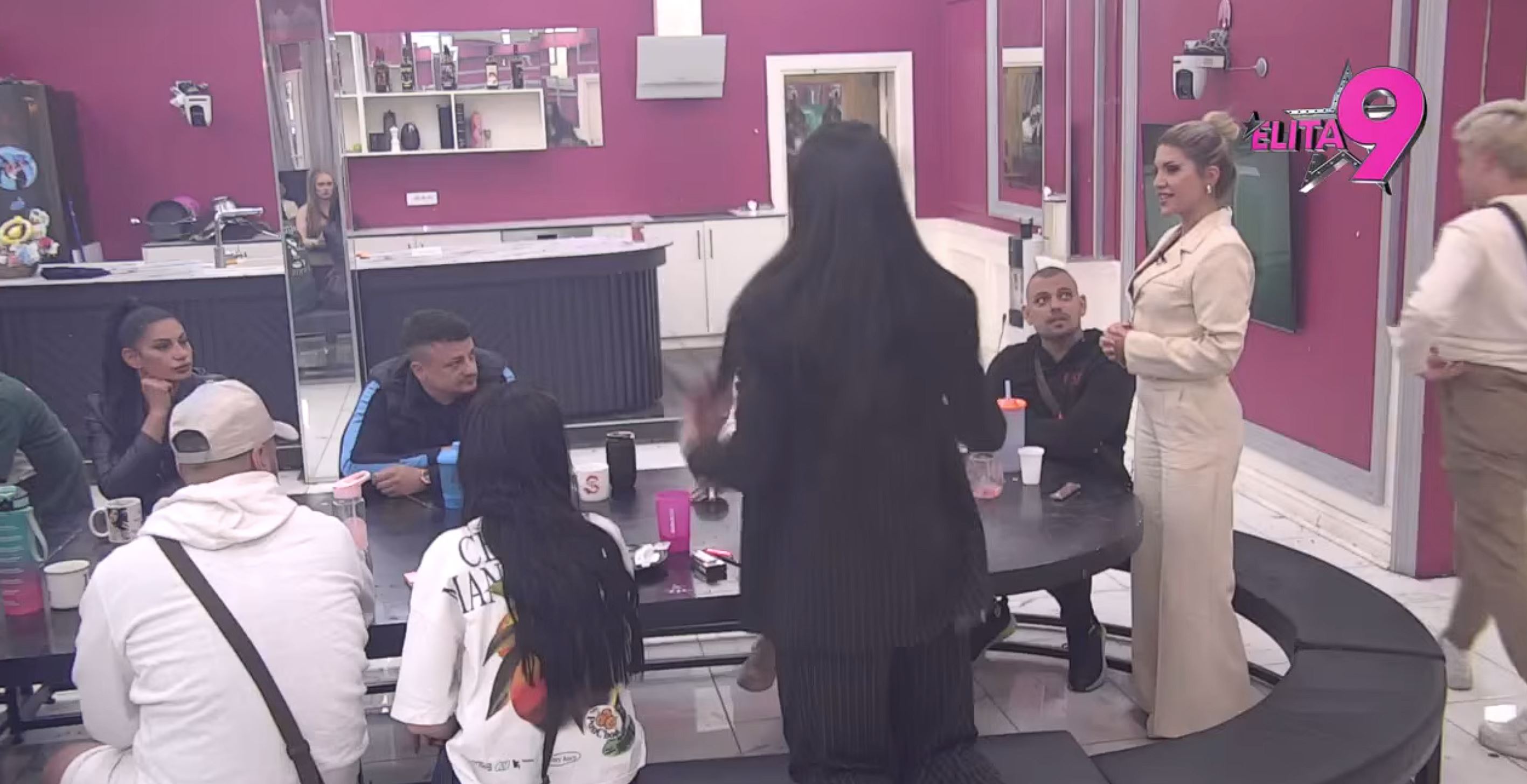 Muk u Eliti! Voditeljka saopštila važnu odluku produkcije na Uskrs, zadrugari ostali u šoku