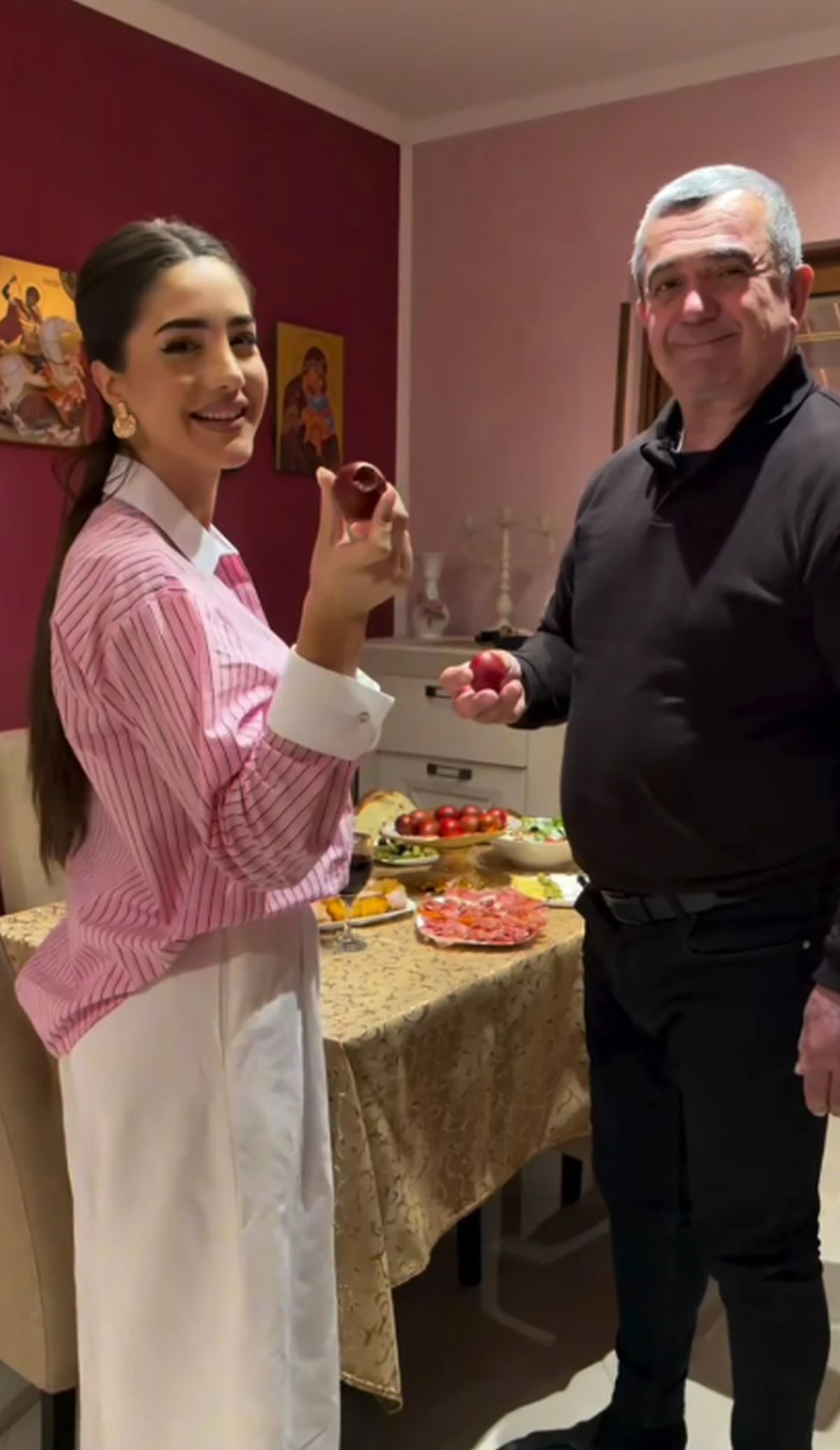 Anđela Uskrs slavi sa svojima, kucanje jajima neizbežno: Nasmejala sve klipom, snimala oca pre uskršnjeg ručka