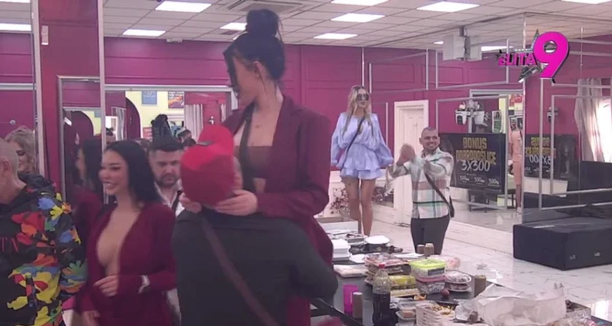 Emotivne scene u Eliti, Luka ljubi stomak trudnoj Aniti: Cveta ljubav u rijalitiju, par puca od sreće