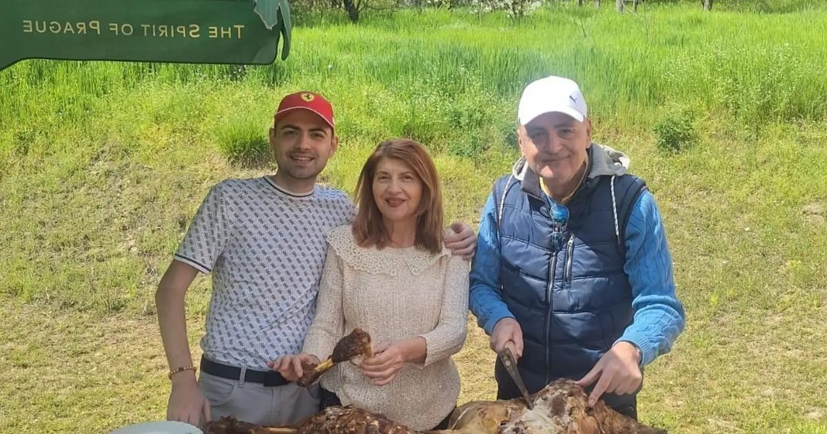 Estradni par proslavlja Uskrs na selu: Njihov naslednik pomaže ocu oko pečenja - završio je ovaj fakultet