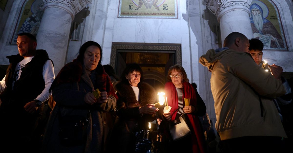 U Hramu Svetog Save vernicima podeljen Blagodatni oganj iz Jerusalima