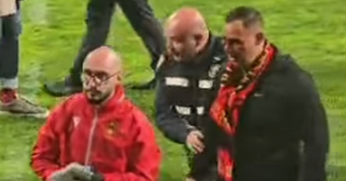 Navijač obliven krvlju prekinuo meču u BiH: Jurio obezbeđenje na terenu, policija nije mogla da ga smiri