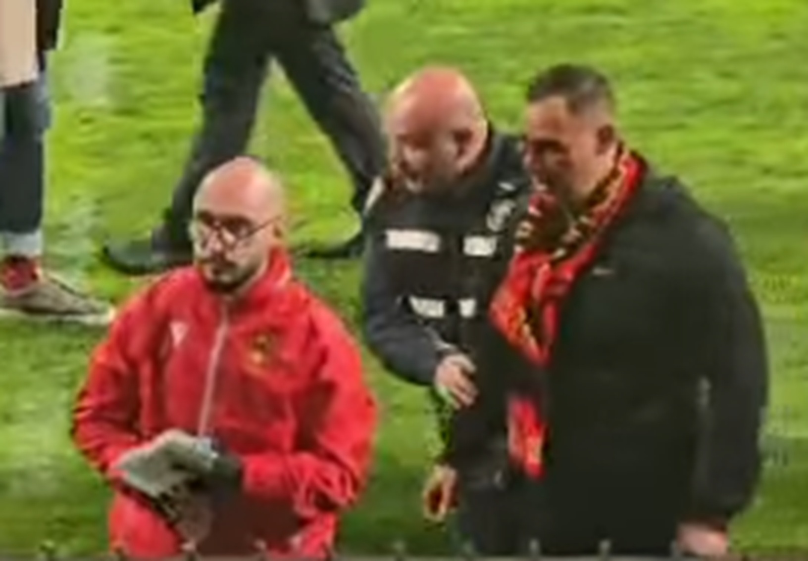 Navijač obliven krvlju prekinuo meču u BiH: Jurio obezbeđenje na terenu, policija nije mogla da ga smiri