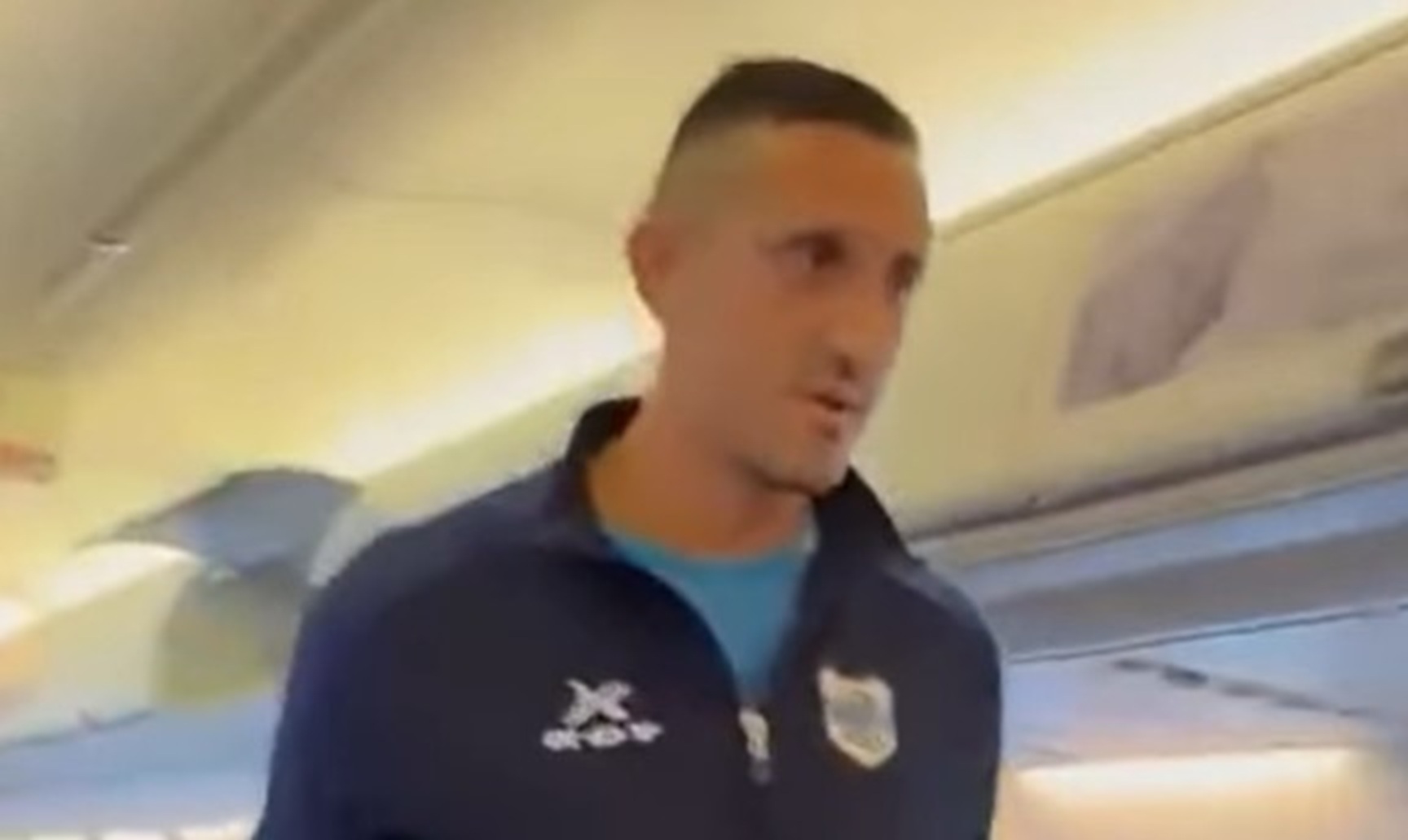 Argentinski fudbaler viknuo “bomba” pred poletanje aviona i izazvao paniku: Odmah ga uhapsili, let otkazan!