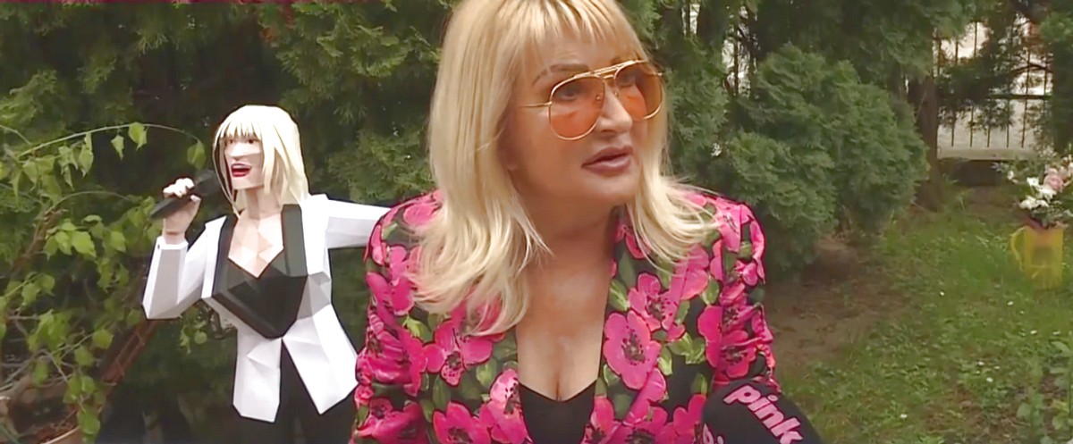 Goca Lazarević pokazala uskršnju dekoraciju, a svi gledaju u detalj iza nje u dvorištu: "To je moja dvojnica"