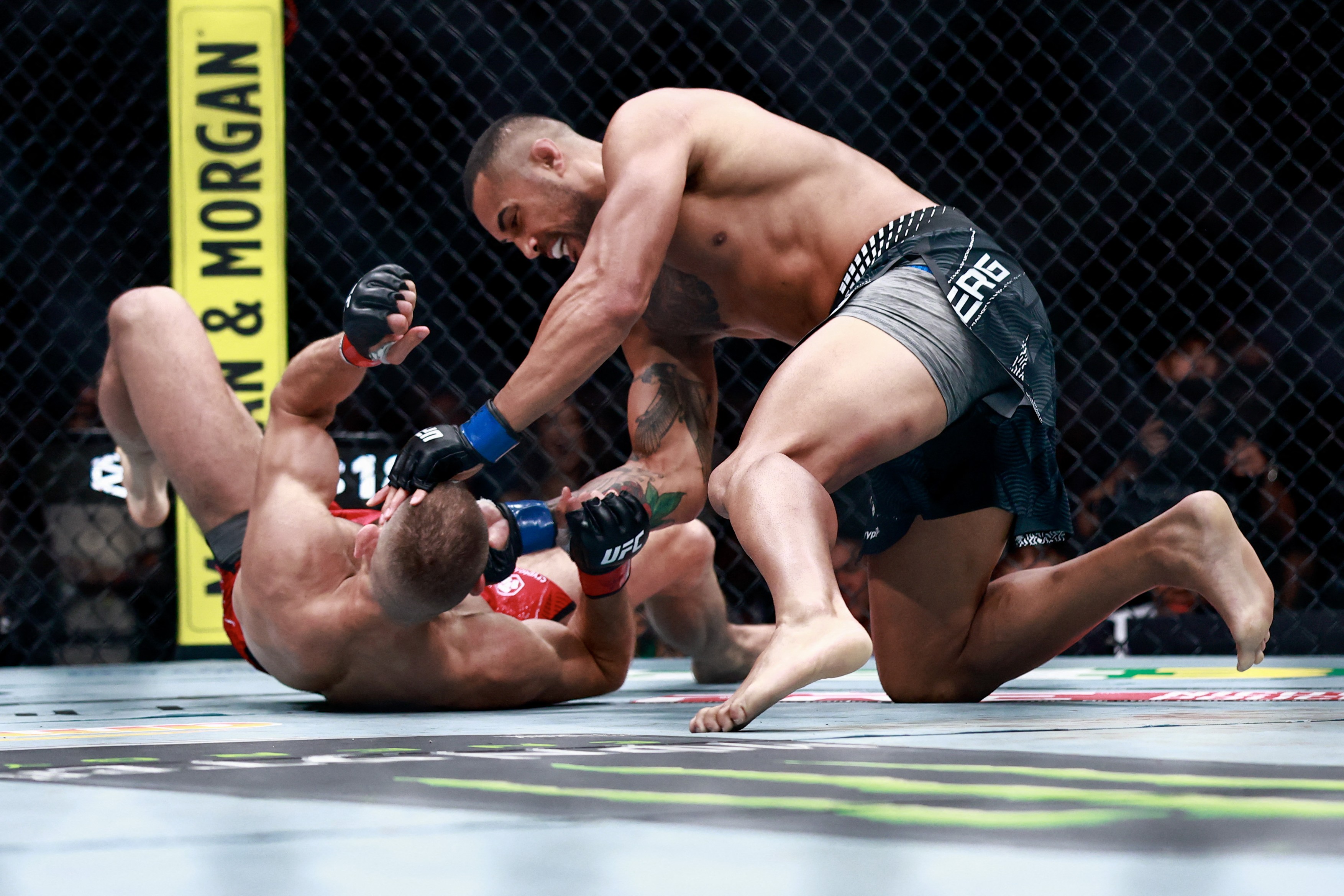 Neverovatan trenutak za istoriju UFC, stajao na jednoj nozi, pa nokautirao Prohasku pred očima Donalda Trampa