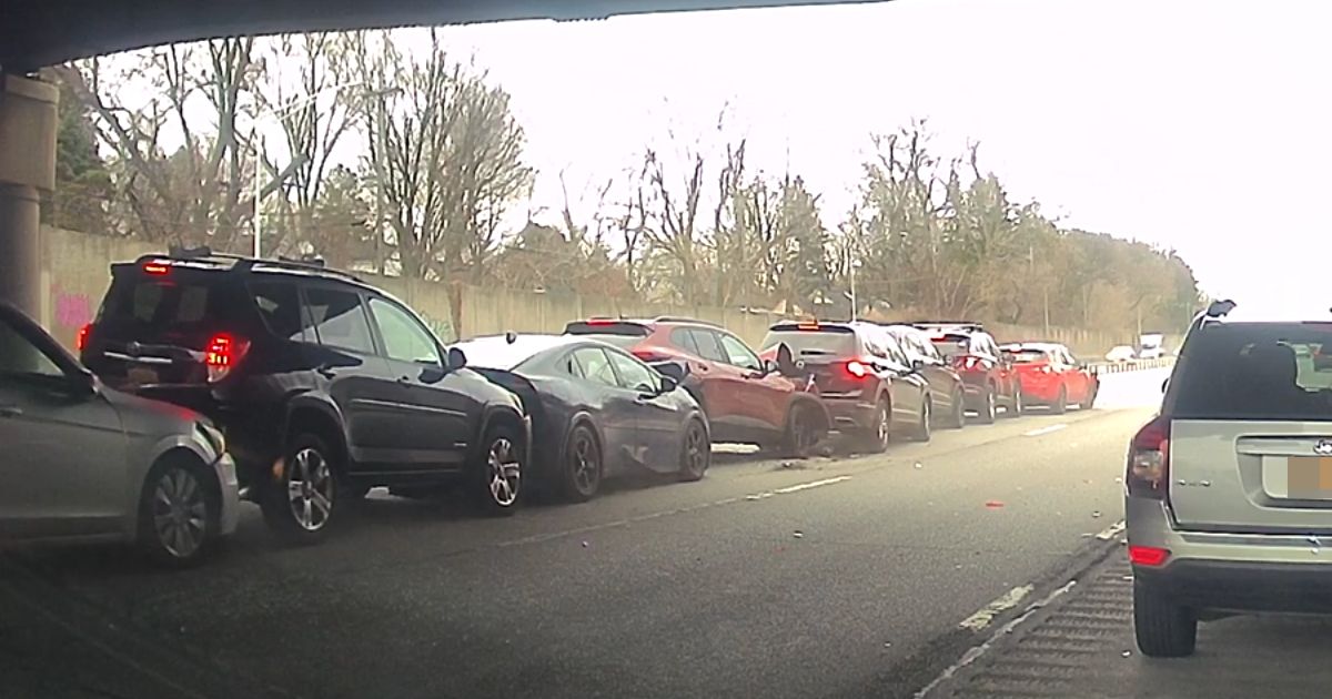 Trenutak nepažnje i haos! Pogledajte lančani sudar više od 10 automobila, sve se desilo u sekundi!