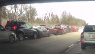 Trenutak nepažnje i haos! Pogledajte lančani sudar više od 10 automobila, sve se desilo u sekundi!