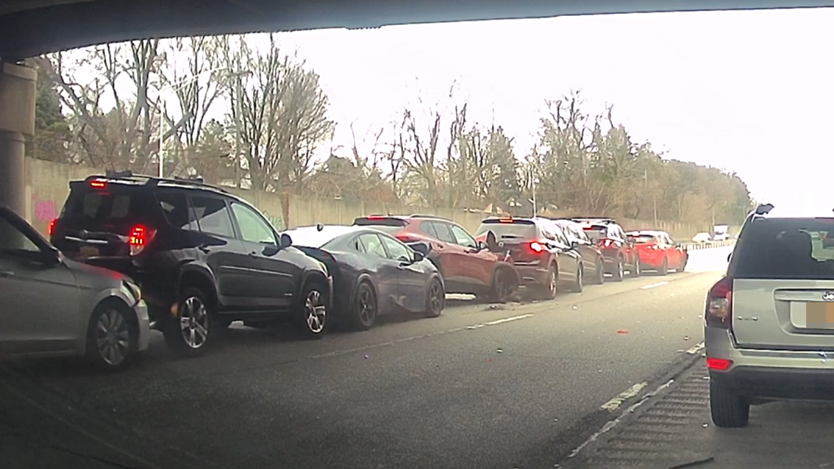 Trenutak nepažnje i haos! Pogledajte lančani sudar više od 10 automobila, sve se desilo u sekundi!