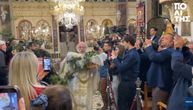 Radost Vaskrsa u grčkoj crkvi: Ovo je viralni "leteći sveštenik"
