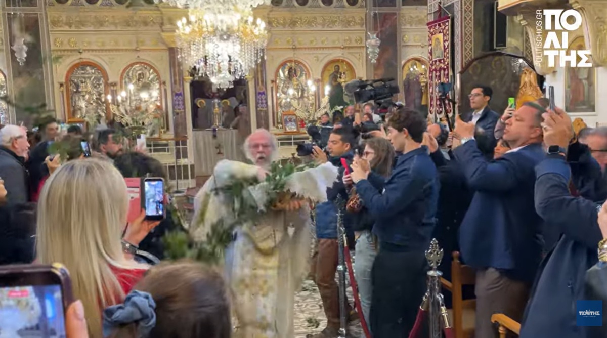 Radost Vaskrsa u grčkoj crkvi: Ovo je viralni "leteći sveštenik"