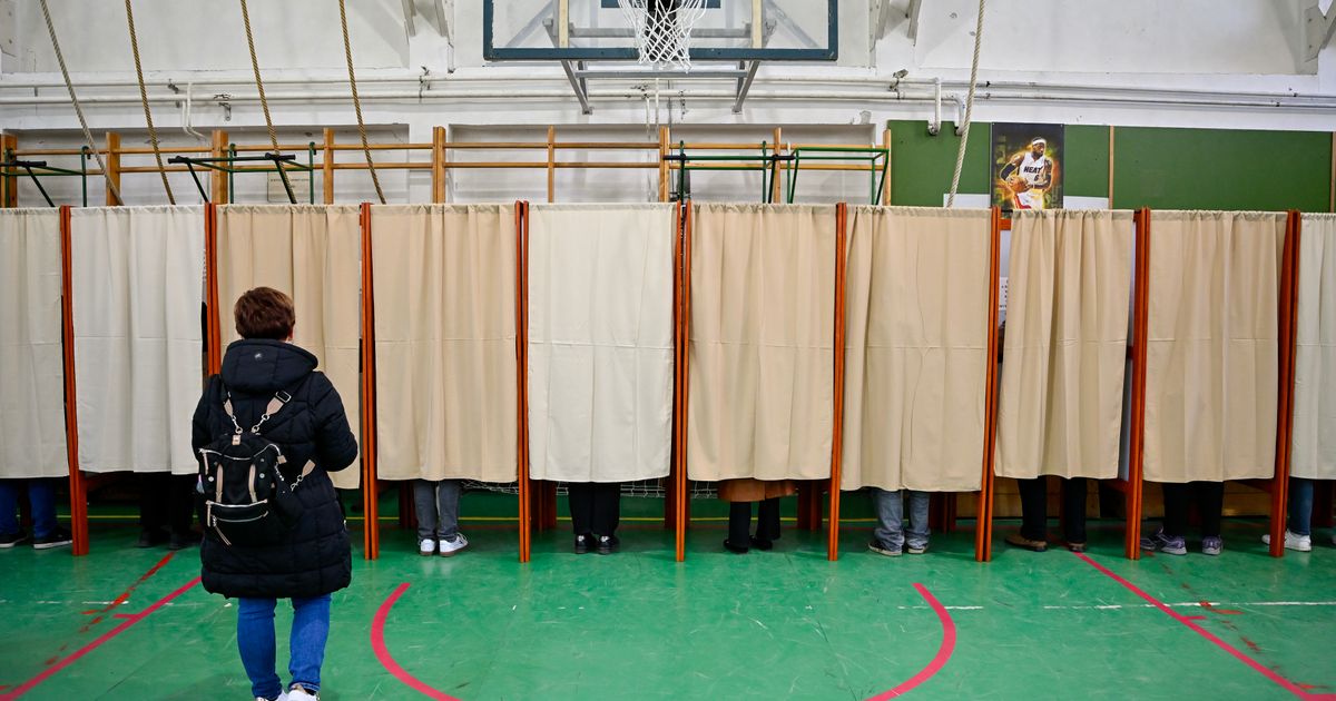 Šok prizor sa birališta u Mađarskoj: Političar na glasanje došao u bademantilu, pogledajte šta mu je u ustima!