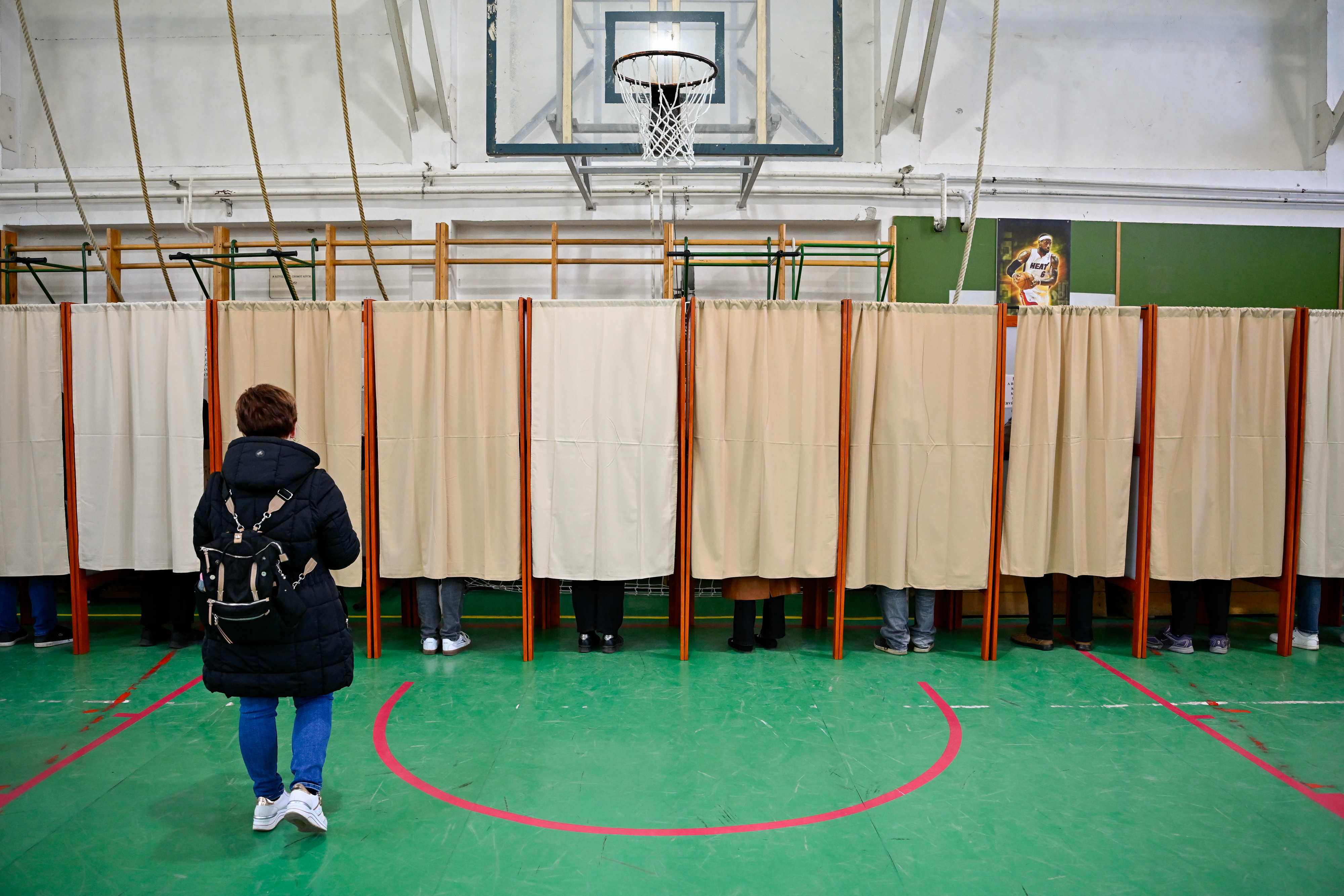 Šok prizor sa birališta u Mađarskoj: Političar na glasanje došao u bademantilu, pogledajte šta mu je u ustima!