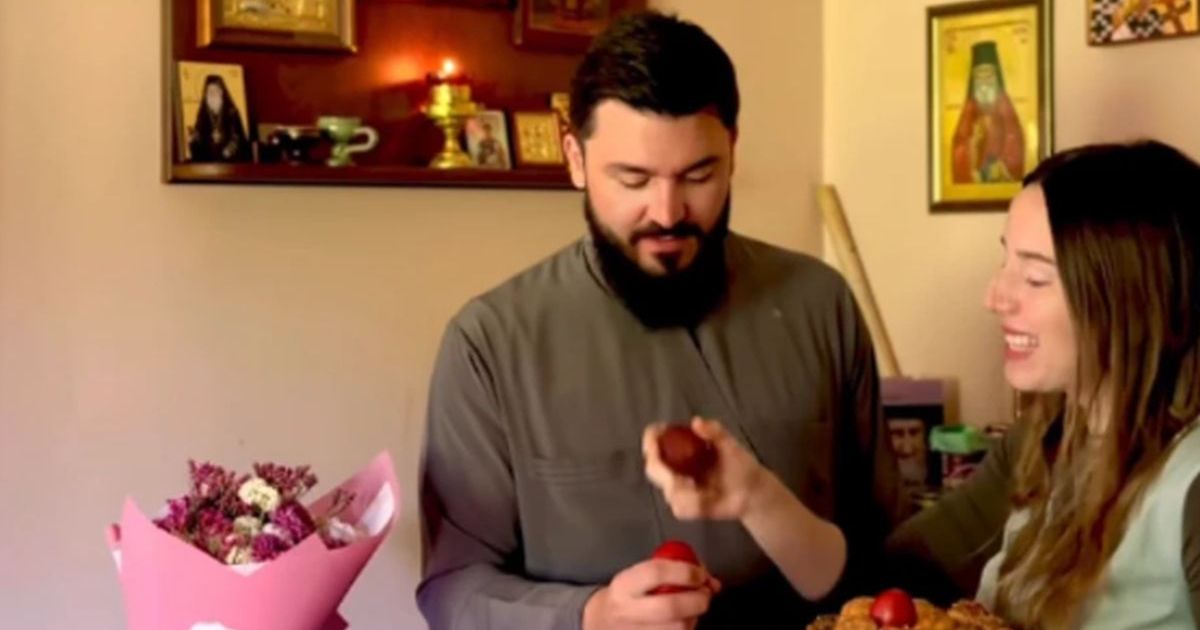 Dom pun ikona i cveća: Pevačica se za Uskrs kucala jajima sa suprugom sveštenikom, pa nasmejala sve