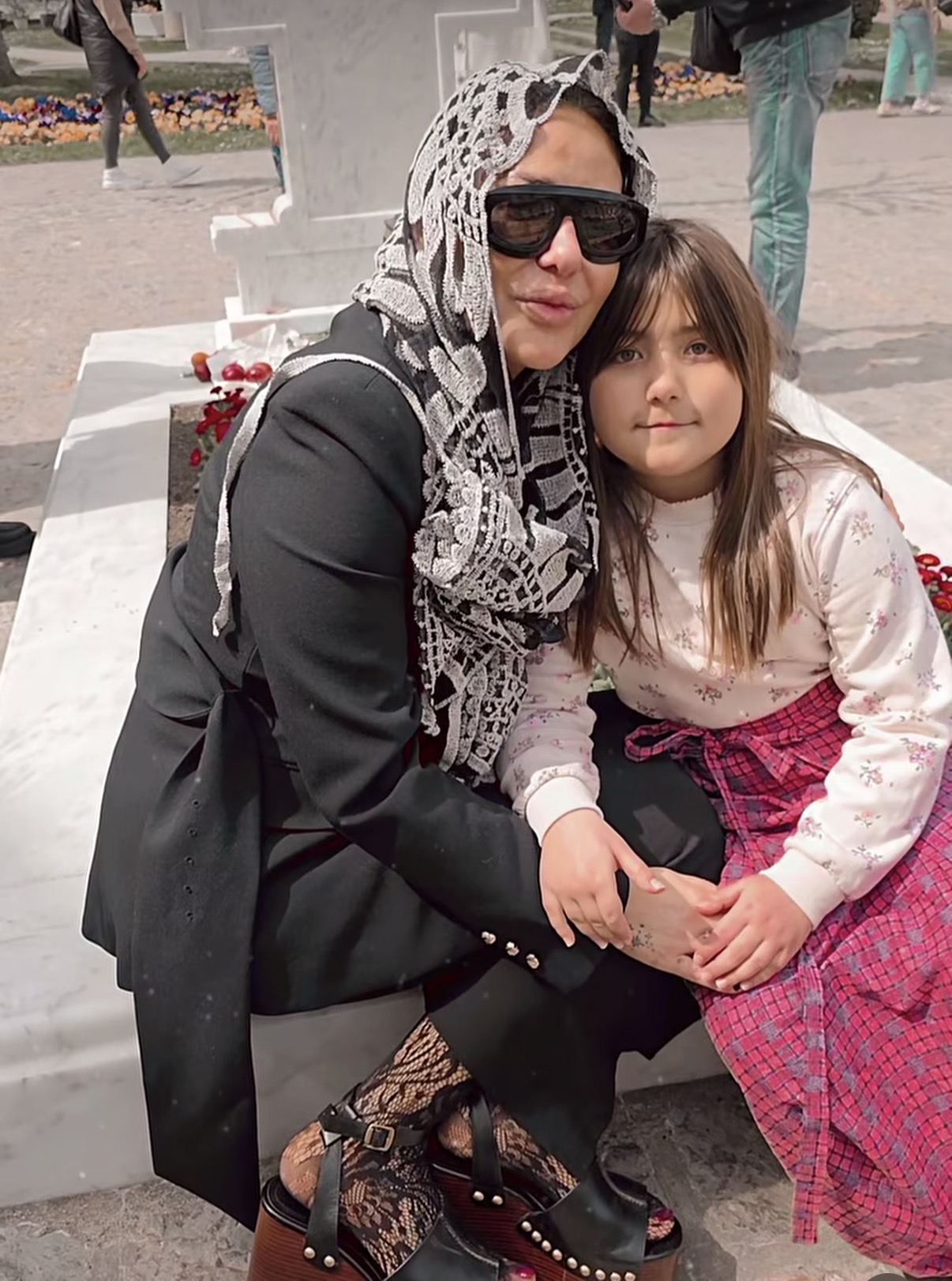 Anu Nikolić napali za Uskrs, odvela ćerku na sveto mesto: “Zar se takva ide u crkvu?”