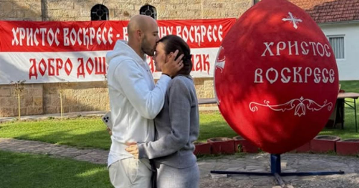 Navijači Partizana su ga voleli, za Uskrs posetio rodno selo na Kosovu, pred crkvom poljubio suprugu u glavu