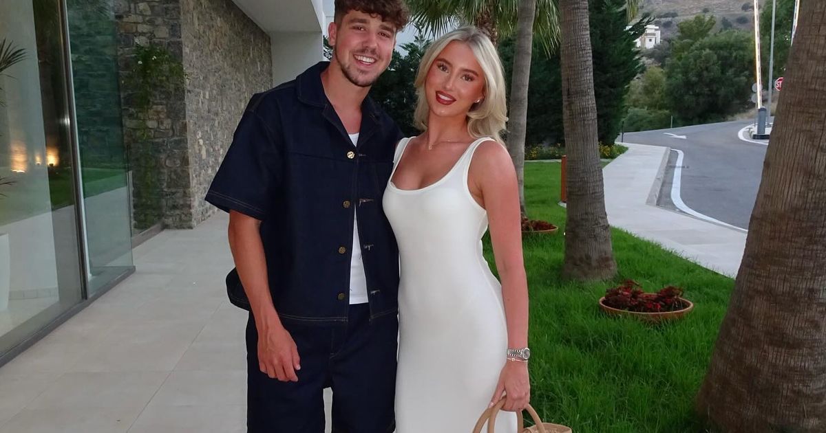 Fudbaler čeka dete sa ćerkom svog trenera