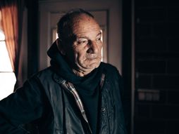 muskarac, stariji muskarac, starac, deda, stres, bol, tuga, depresija, samoca, drzi se za glavu