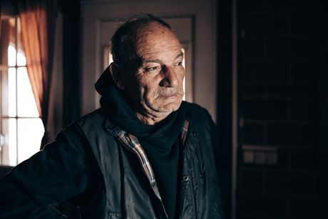 muskarac, stariji muskarac, starac, deda, stres, bol, tuga, depresija, samoca, drzi se za glavu