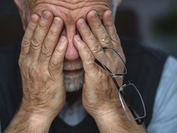 muskarac, stariji muskarac, starac, deda, stres, bol, tuga, depresija, samoca, drzi se za glavu