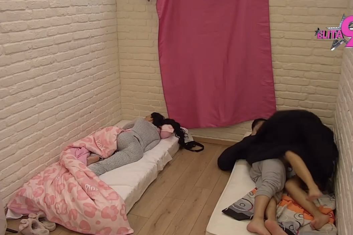Maja i Asmin se zavukli pod jorgan - šok šta mu je tražila dok Stanija spava pored njih: Kamera sve uhvatila