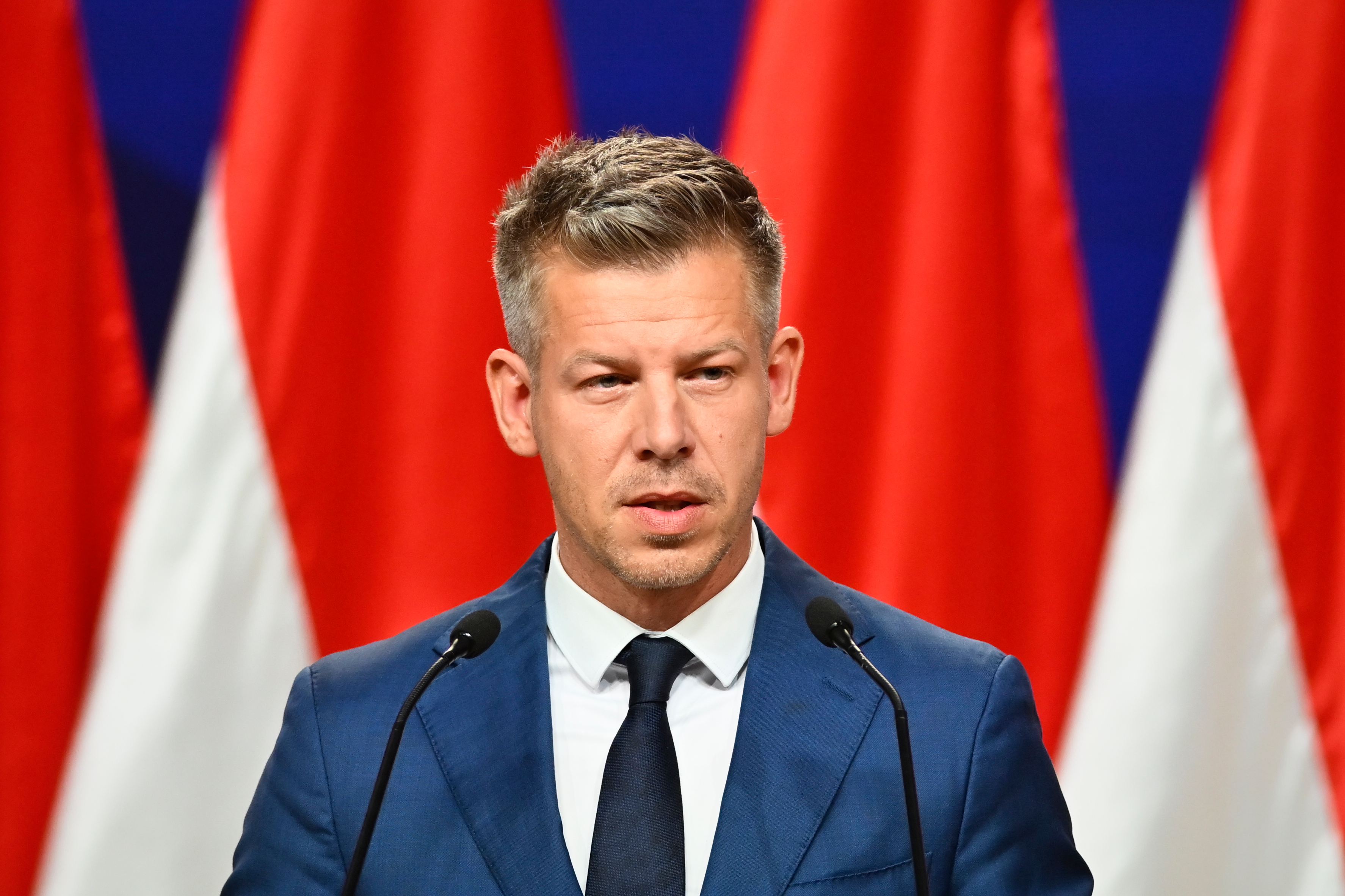 Ovo je devojka Petera Mađara, konačno snimljeni zajedno u javnosti: Čekao je na aerodromu sa cvećem, a onda...