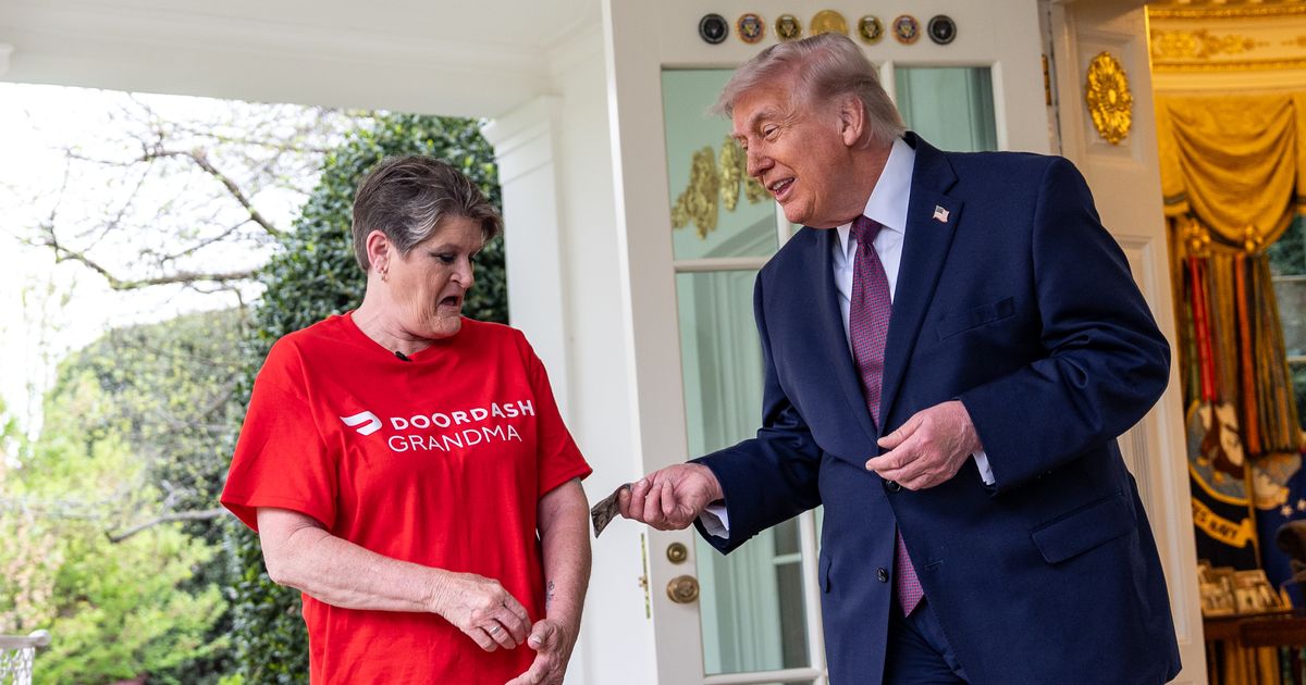 Everyone is talking about the tip Trump gave to the woman who brought him food to the White House: Journalists filmed everything!