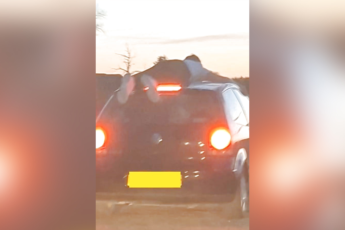 Mladić provozao drugara na krovu automobila, a onda su policajci posetili njegove roditelje