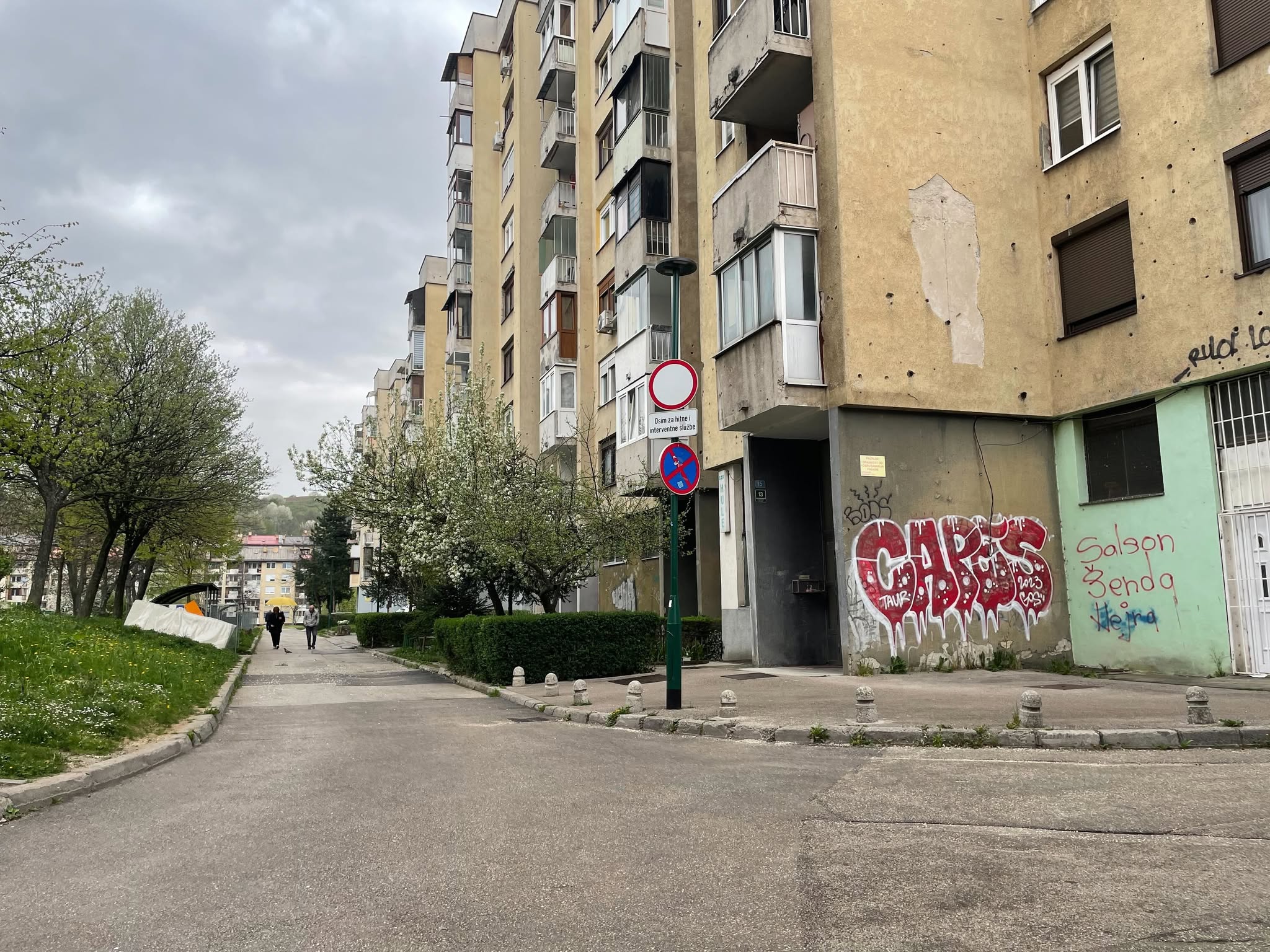 Ovo je zgrada gde je ubijen sin estradnog menadžera: Mučitelj nosio masku Betmena, zverski se iživljavali