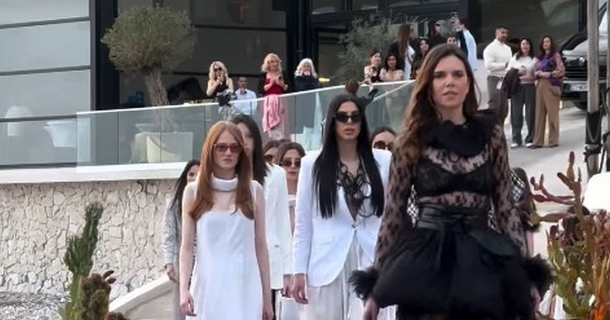 Au, devojka Lazara Ristovskog raspametila: Prošetala u providnom kombinezonu, ispod čipkani veš