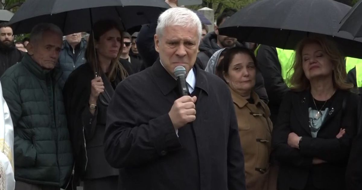 Boris Tadić plakao  na Vujoševićevoj sahrani: 