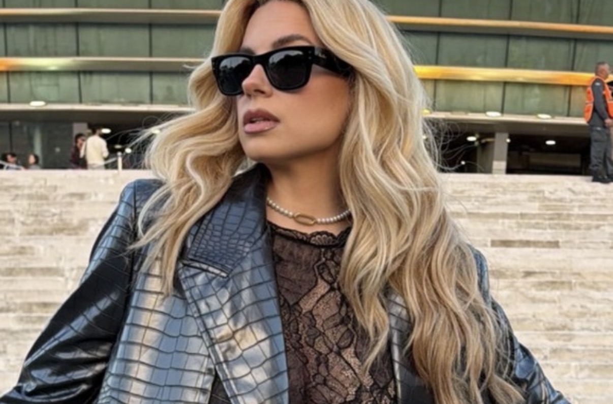 Sara Jo usred bela dana u čipki i providnom: Prošetala ulicom OVAKVA, liniju dovela do savršenatva