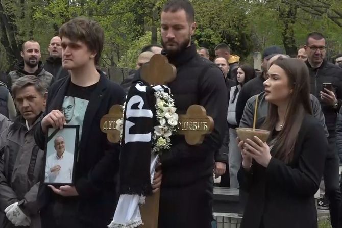 Lovernj nije mogao da zadrži suze, poneo krst na sahrani Duška Vujoševića, Danilović nosio kovčeg - Telegraf.rs
