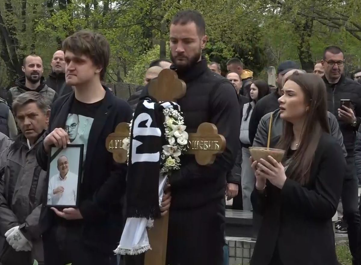 Lovernj nije mogao da zadrži suze, poneo krst na sahrani Duška Vujoševića, Danilović nosio kovčeg