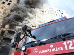 Tirana, požar progutao soliter