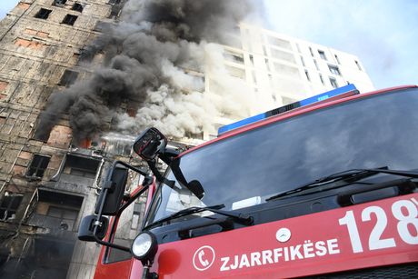 Tirana, požar progutao soliter