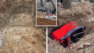 Bogataš sahranjen sa mercedesom od 130.000 evra: Bizaran video svi komentarišu, pokrenuta istraga
