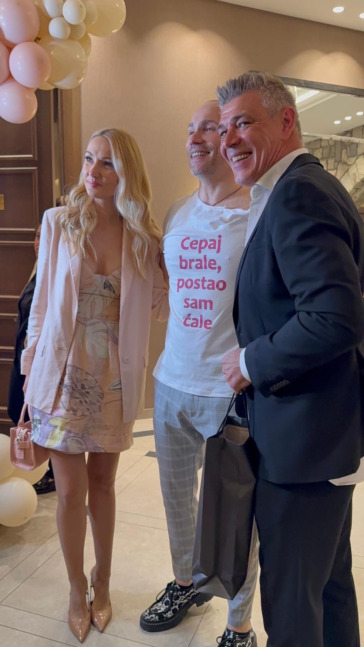 Savo Milošević sa partnerkom došao na slavlje kod Sofronijevića: Fatalna plavuša ukrala poglede, nosi minić