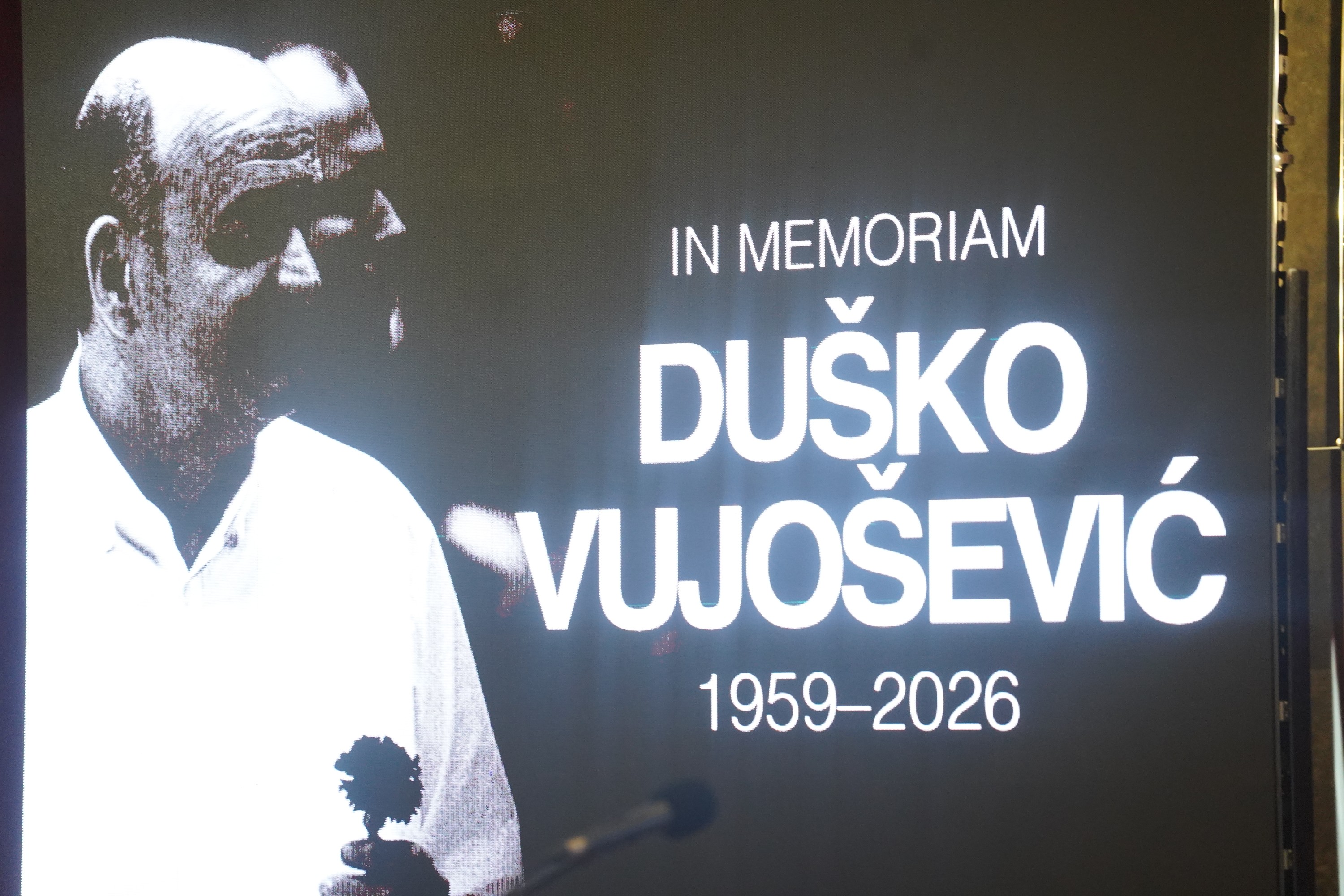 Ko je Drugarica Žuta koja se, pored porodice, nalazi na posmrtnici za Duška Vujoševića?