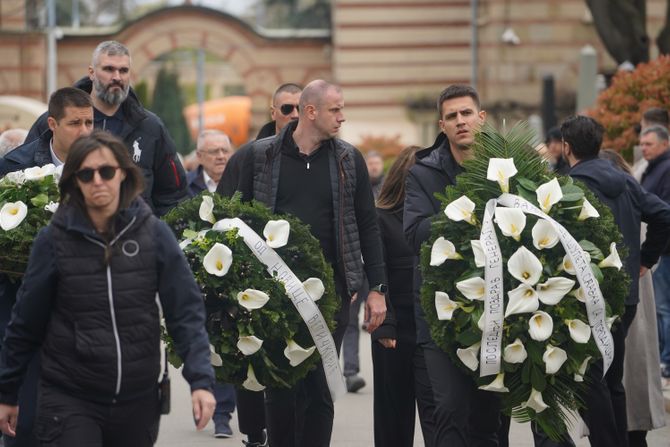 Ko je sve došao na sahranu Duška Vujoševića: Legende, političari, pevači, hiljade ljudi pozdravilo generala - Telegraf.rs