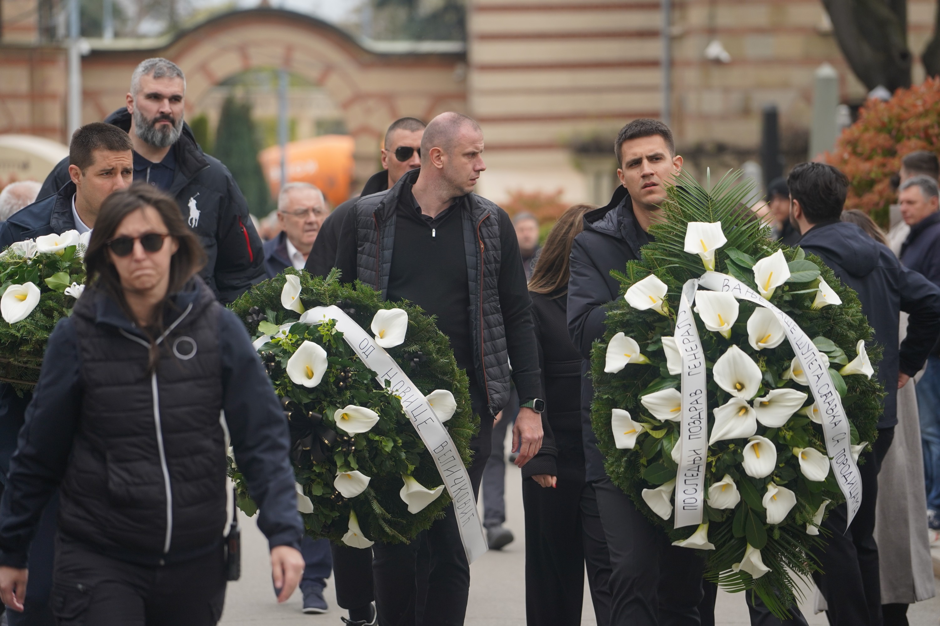 Ko je sve došao na sahranu Duška Vujoševića: Legende, političari, pevači, hiljade ljudi pozdravilo generala