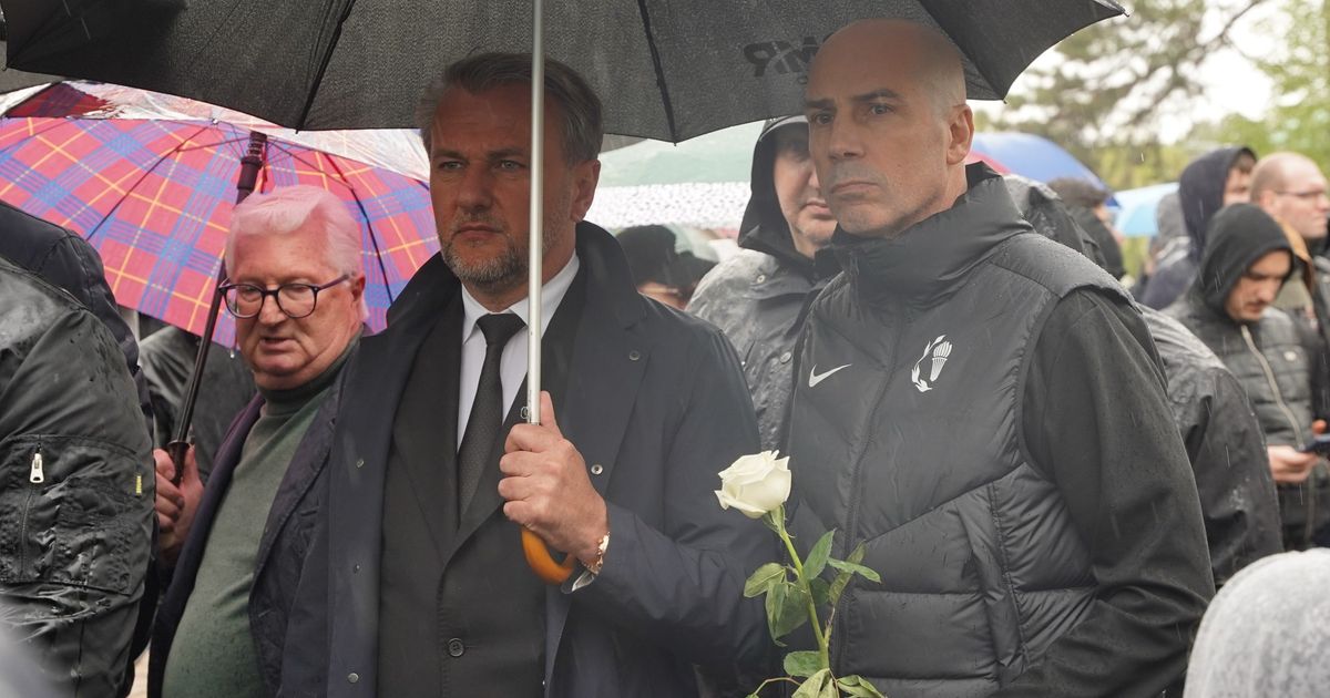 Ostoja Mijailović držao kišobran Penjaroji na sahrani, trener Partizana se belom ružom opostio od Vujoševića