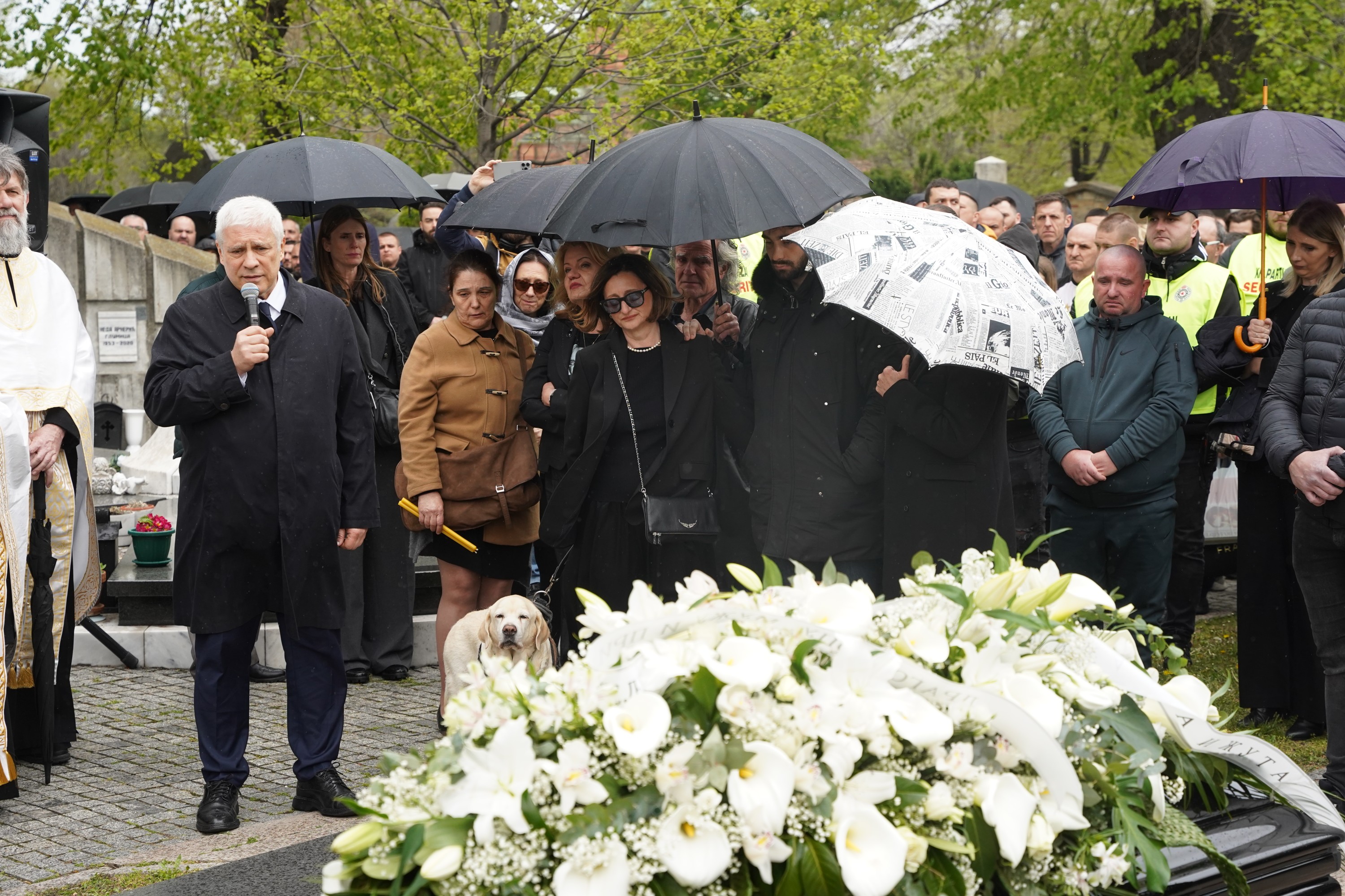 Duško Vujošević sahranjen uz pesmu Đorđa Balaševića, potresne scene, emocija, suze: "U inat svima..."